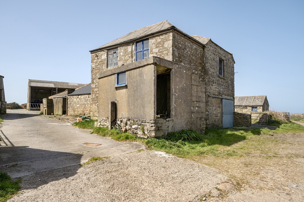 Lot: 3 - COMPLEX OF GRANITE BARNS, DUTCH BARN, CATTLE SHED FARMYARD AND LAND WITH POTENTIAL - External photograph of double storey barn